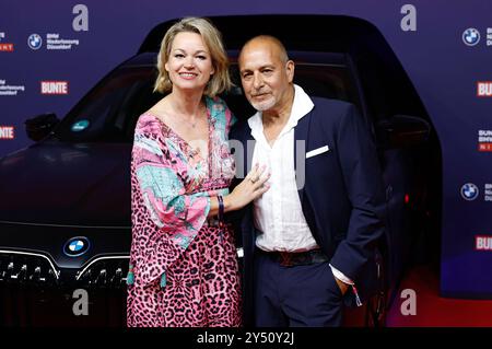 Erdogan Atalay mit Ehefrau Katja Ohneck bei der Bunte BMW Night im Museum Sammlung Philara. Düsseldorf, 19.09.2024 *** Erdogan Atalay con sua moglie Katja Ohneck alla Bunte BMW Night al Museo Sammlung Philara Düsseldorf, 19 09 2024 foto:XR.xStoffelsx/xFuturexImagex bunte bmw 4931 Foto Stock