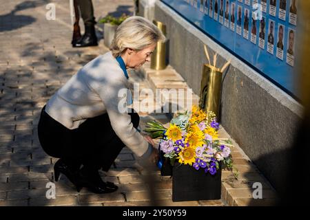 Kiew, Ucraina. 20 settembre 2024. Ursula von der Leyen (CDU), Presidente della Commissione europea, commemora i soldati ucraini uccisi nel muro commemorativo. Crediti: Christoph Soeder/dpa Pool/dpa/Alamy Live News Foto Stock