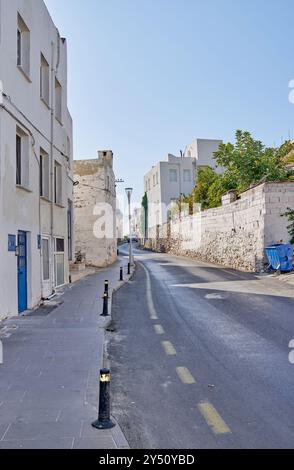 Cielo, asfalto e strada di case per architettura, edifici e viaggi o esplorazioni in Turchia. Bodrum, strada e vialetto d'ingresso in giornata per il patrimonio culturale Foto Stock