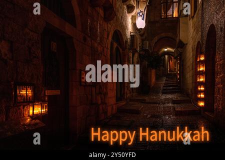 Le candele di Hanukkah incendiate gettano un bagliore sulle strade acciottolate della città vecchia di Gerusalemme l'ottava notte del Festival delle luci in Israele. Foto Stock