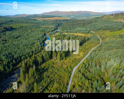 Vista aerea dal drone della pista forestale di Raiders Road e del fiume Dee nel Galloway Forest Park e all'interno del nuovo Galloway National Park, Dumfri Foto Stock