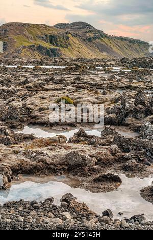 Paesaggio vulcanico presso le colorate sorgenti termali della Laguna Blu in Islanda Foto Stock