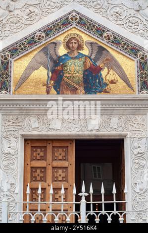 Italia, Friuli Venezia Giulia, Trieste, Chiesa ortodossa serba Chiesa di San Spyridon, Arcangelo Michele Mosaico sulla facciata Foto Stock