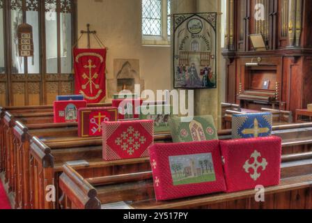 Ricamati inginocchiatoi, preghiera cuscini o hassocks nella chiesa del villaggio di Harrington, REGNO UNITO Foto Stock