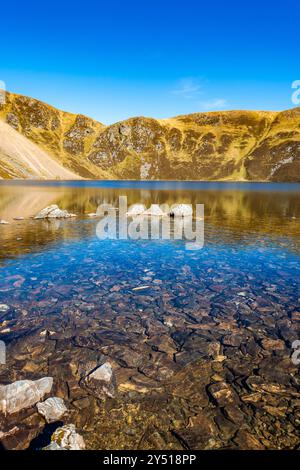 Lo splendido specchio d'acqua chiamato Loch Brandy, un lago di montagna a Glen Clova, Angus, Scozia Foto Stock