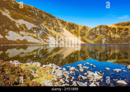 Lo splendido specchio d'acqua chiamato Loch Brandy, un lago di montagna a Glen Clova, Angus, Scozia Foto Stock