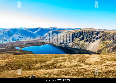 Lo splendido specchio d'acqua chiamato Loch Brandy, un lago di montagna a Glen Clova, Angus, Scozia, visto da Green Hill sopra il lago Foto Stock