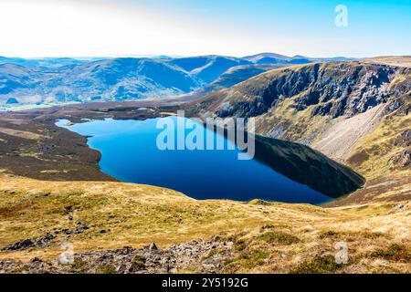 Lo splendido specchio d'acqua chiamato Loch Brandy, un lago di montagna a Glen Clova, Angus, Scozia, visto da Green Hill sopra il lago Foto Stock