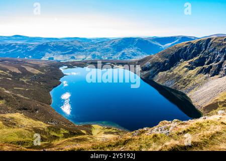 Lo splendido specchio d'acqua chiamato Loch Brandy, un lago di montagna a Glen Clova, Angus, Scozia, visto da Green Hill sopra il lago Foto Stock