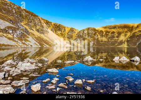 Lo splendido specchio d'acqua chiamato Loch Brandy, un lago di montagna a Glen Clova, Angus, Scozia Foto Stock