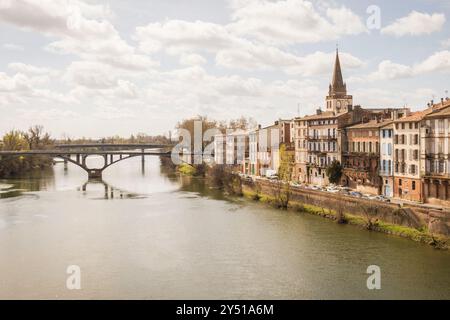 Montauban, Francia - 03 25 2023 :Panoramica del fiume Lot con il ponte vecchio e la città, Montauban, Lot, Occitanie, Francia Foto Stock