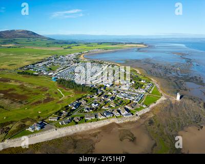 Vista aerea dal drone del villaggio del sud sulla costa di Solway all'interno del nuovo Parco Nazionale di Galloway, Dumfries e Galloway, Scozia, Regno Unito Foto Stock