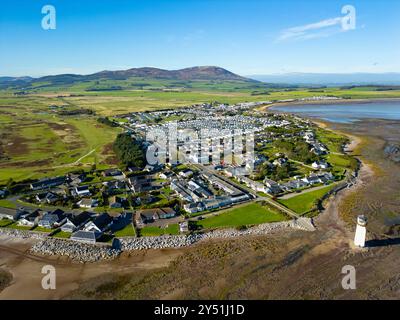 Vista aerea dal drone del villaggio del sud sulla costa di Solway all'interno del nuovo Parco Nazionale di Galloway, Dumfries e Galloway, Scozia, Regno Unito Foto Stock