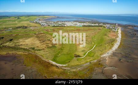 Vista aerea dal drone del campo da golf del villaggio di Southerness sulla costa di Solway all'interno del nuovo parco nazionale di Galloway, Dumfries e Galloway, in Scozia Foto Stock