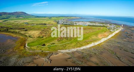 Vista aerea dal drone del campo da golf del villaggio di Southerness sulla costa di Solway all'interno del nuovo parco nazionale di Galloway, Dumfries e Galloway, in Scozia Foto Stock