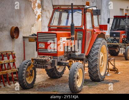 Storia del settore automobilistico e dei trasporti, modello di trattore d'epoca per meccanizzare le attività agricole Foto Stock