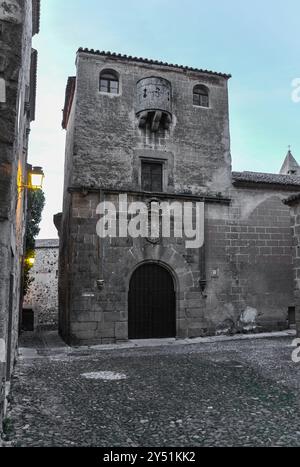 Casa del Sol o Casa de los Solís con lo stemma della famiglia, situata nella parte più alta della città Monumentale di Cáceres Foto Stock