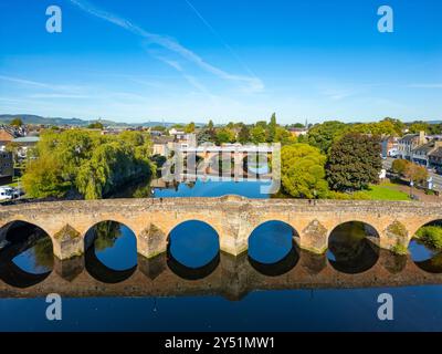 Vista aerea dal drone del Devorgilla Bridge sul fiume Nith a Whitesands a Dumfries a Dumfries e Galloway, Scozia, Regno Unito Foto Stock