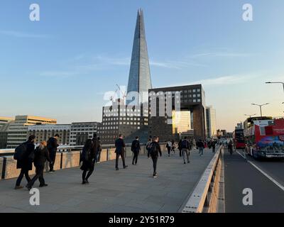 Persone che camminano sul London Bridge in una calda giornata di metà settembre. Foto Stock