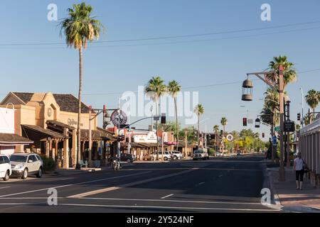 Vista sulla strada del centro storico di Scottsdale, Arizona Foto Stock