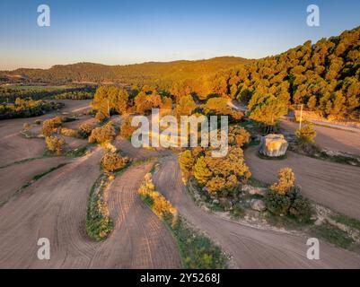 ROC Gran (grande roccia) di Sant Pere sulla pianura di Sant Pere, a Navàs (Bages, Barcellona, ​​Catalonia, Spagna) ESP: ROC Gran (roca grande) de Sant Pere Foto Stock
