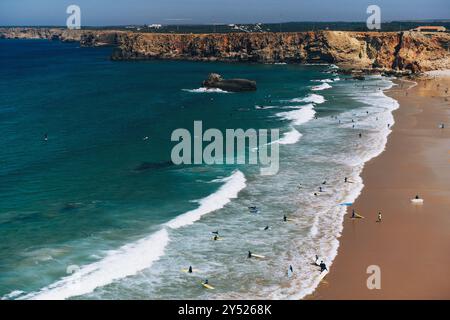 Surf sulle onde a Praia do Tonel a Sagres, Algarve, Portogallo. Foto Stock