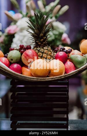 Vivace composizione di frutta con ananas, mele, arance e uva Foto Stock