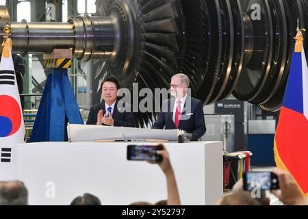 Pilsen, Repubblica Ceca. 20 settembre 2024. Il presidente sudcoreano Yoon Suk Yeol (a sinistra) e il primo ministro ceco Petr fiala (a destra) visitano le fabbriche di Doosan Skoda Power e Skoda Jaderne strojirenstvi., a Pilsen, Repubblica Ceca, il 20 settembre 2024. Crediti: Miroslav Chaloupka/CTK Photo/Alamy Live News Foto Stock