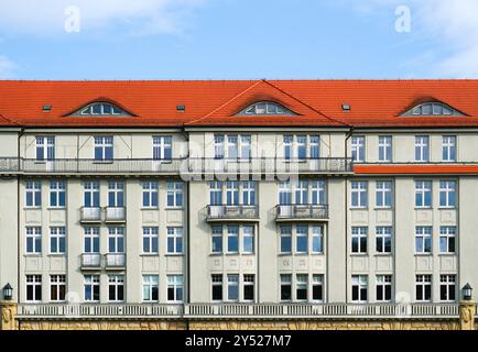 Facciata classica di un edificio di stile europeo dal design simmetrico, caratterizzata da finestre a bovindo e finestre dormitori, che mostrano la tradizionale architettura urbana. Foto Stock