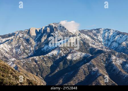Le montagne innevate si innalzano sotto un cielo azzurro nella Sierra Nevada Foto Stock