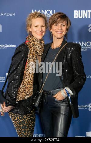 GER, Berlino, Christina Hecke mit Ehefrau Stefanie Henn, bei der Verleihung Deutscher Schauspielpreis 2024 im Club Theater Berlin. 13.09.2024 *** GER, Berlino, Christina Hecke con la moglie Stefanie Henn, alla cerimonia del German Acting Award 2024 al Club Theater Berlin 13 09 2024 Copyright: HMBxMedia/ManfredxBehrens Foto Stock