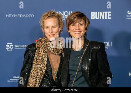 GER, Berlino, Christina Hecke mit Ehefrau Stefanie Henn, bei der Verleihung Deutscher Schauspielpreis 2024 im Club Theater Berlin. 13.09.2024 *** GER, Berlino, Christina Hecke con la moglie Stefanie Henn, alla cerimonia del German Acting Award 2024 al Club Theater Berlin 13 09 2024 Copyright: HMBxMedia/ManfredxBehrens Foto Stock