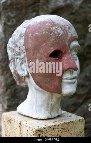 Faccia con scultura maschera su una tomba cimitero di Dorotheenstadt - il cimitero delle parrocchie di Dorotheenstadt e Friedrichswerder - Mitte Berlin, Germania Foto Stock