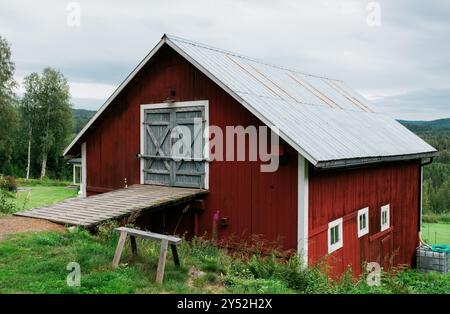 Fienile svedese tradizionale nell'alta costa della Svezia Foto Stock