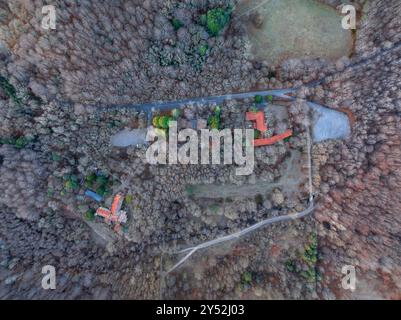 Vista aerea dall'alto di Santa Fe de Montseny in un'alba invernale (Vallès Oriental, Barcellona, Catalogna, Spagna) ESP: Vista aérea de Santa Fe, Montseny Foto Stock