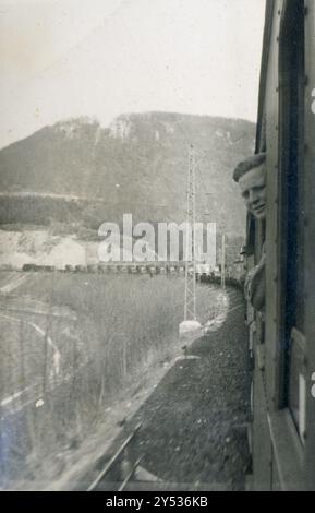Soldato tedesco Afrikakorps che viaggia attraverso l'Italia in treno - italia 1942 Foto Stock