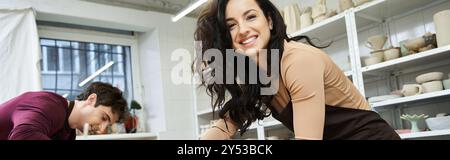 Una coppia amorevole crea splendide ceramiche in un suggestivo ambiente da studio. Foto Stock
