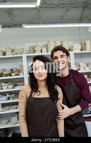 Una coppia amorevole crea splendide ceramiche nel loro elegante spazio di lavoro. Foto Stock