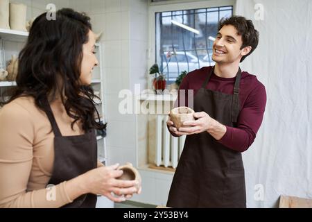 Una coppia amorevole crea ceramiche uniche nel loro allegro studio. Foto Stock