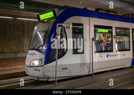 Un tram Den Haag Randstad Rail allo Spui, fermata del tram sotterraneo, Den Haag, Paesi Bassi Foto Stock