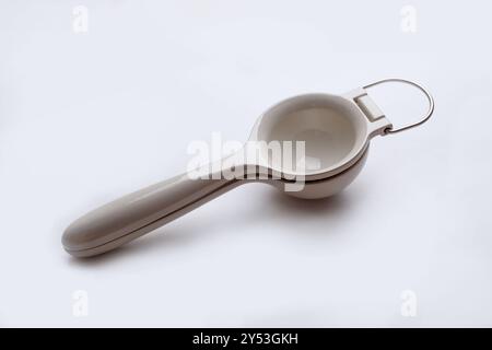 Liquore al limone. Attrezzature da bar. Isolato su sfondo bianco. Spazio vuoto per il testo. Strumento barista. Foto Stock