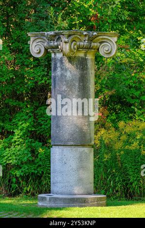 Toronto, Canada - 14 settembre 2024: Antica colonna di pietra che decora il Guild Park e i giardini. Foto Stock