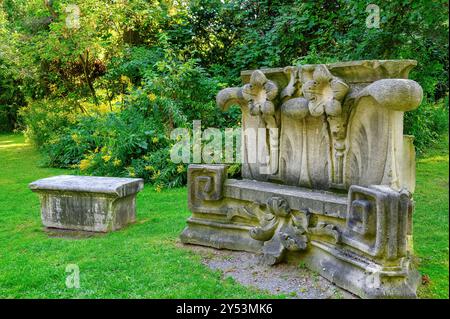 Toronto, Canada - 14 settembre 2024: Antica struttura in pietra recuperata da edifici demoliti, - le strutture si trovano nel Guild Park e. Foto Stock