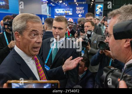 20 settembre 2024, Birmingham, Regno Unito. Nigel Farage arriva alla CONFERENZA SULLE RIFORME 2024 affiancata dalla sicurezza e seguita dalla stampa. Birmingham, NEC. Credito britannico: GaryRobertsphotography/Alamy Live News Foto Stock