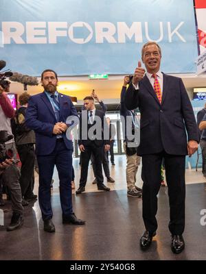 20 settembre 2024, Birmingham, Regno Unito. Nigel Farage arriva alla CONFERENZA SULLE RIFORME 2024 affiancata dalla sicurezza e seguita dalla stampa. Birmingham, NEC. Credito britannico: GaryRobertsphotography/Alamy Live News Foto Stock