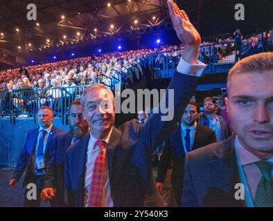 20 settembre 2024, Birmingham, Regno Unito. Nigel Farage arriva alla CONFERENZA SULLE RIFORME 2024 affiancata dalla sicurezza e seguita dalla stampa. Birmingham, NEC. Credito britannico: GaryRobertsphotography/Alamy Live News Foto Stock