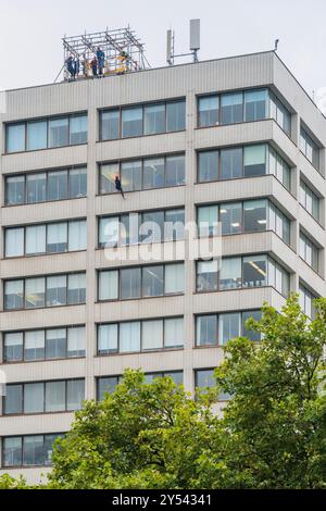 Londra, Regno Unito. 20 settembre 2024. I partecipanti si dirigono verso il basso, Una discesa di beneficenza lungo la parete anteriore del St Thomas' Hospital, Londra. Crediti: Guy Bell/Alamy Live News Foto Stock