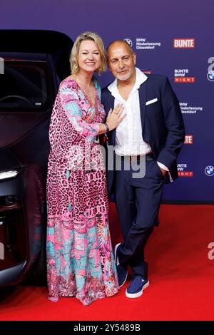 Schauspieler Erdogan Atalay mit Ehefrau Katja Ohneck bei der Bunte BMW NIGHT im Museum Sammlung Philara. Düsseldorf, 19.09.2024 NRW Deutschland *** l'attore Erdogan Atalay con sua moglie Katja Ohneck alla SERATA Bunte BMW al Philara Collection Museum Düsseldorf, 19 09 2024 NRW Germania Copyright: XKaixSchulzx Foto Stock