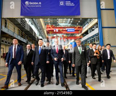 Pilsen, Repubblica Ceca. 20 settembre 2024. Il presidente sudcoreano Yoon Suk Yeol (4° da sinistra) e il primo ministro ceco Petr fiala (centro) visitano le fabbriche di Doosan Skoda Power e Skoda Jaderne strojirenstvi, a Pilsen, Repubblica Ceca, il 20 settembre 2024. Crediti: Miroslav Chaloupka/CTK Photo/Alamy Live News Foto Stock