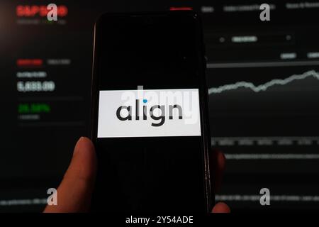 In questa immagine, il logo Align Technology viene visualizzato su uno smartphone con sfondo del sito Web dell'indice S&P. Foto Stock